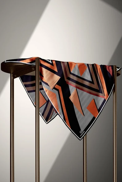 %100 Twill İpek Geometrik Desenli Taba - Siyah Renkli 90x90 Eşarp Dikim Şekli : El Dikişi - Resim 5