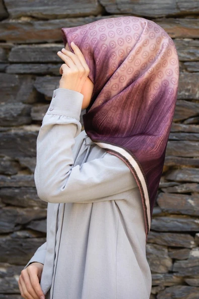 100% Twill İpek Monogram Desenli Pudra Renkli 90x90 Dikim Şekli : El Dikişi Eşarp ürün görseli