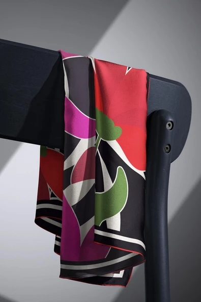 %100 Twill İpek Yaprak Desenli Kırmızı - Pembe Renkli 90x90 Eşarp Dikim Şekli : El Dikişi - Resim 3