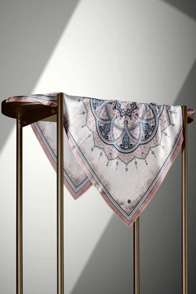 %100 Twill İpek Şal Desenli Pudra - Bebe Mavisi Renkli 90x90 Eşarp Dikim Şekli : El Dikişi - Resim 3