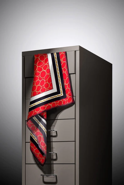 %100 Twill İpek Zincir Desenli Kırmızı - Siyah Renkli 90x90 Eşarp Kenar Dikiş Şekli El Dikişli - Resim 4