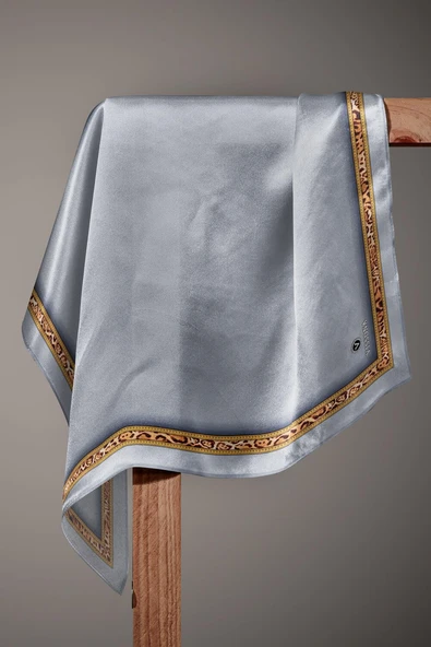 %100 Twill İpek Bordürü Leoparlı Düz Desenli Gümüş- Gold Renkli 90x90 Eşarp Dikim Şekli : El Dikişi - Resim 5
