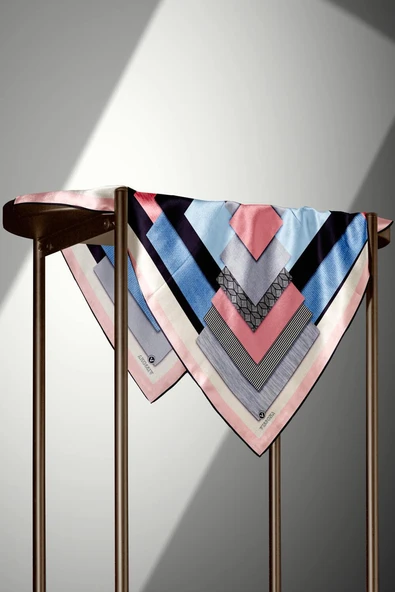 %100 Twill İpek Geometrik Desenli Bebe Mavisi - Pudra Renkli 90x90 Eşarp Dikim Şekli : El Dikişi - Resim 3