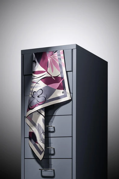 %100 Twill İpek Çiçek Desenli Gri - Siyah Renkli 90x90 Eşarp Dikim Şekli : El Dikişi - Resim 3