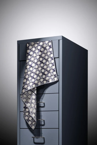 %100 Twill İpek Geometrik Desenli Krem - Gri Renkli 90x90 Eşarp Dikim Şekli : El Dikişi - Resim 3