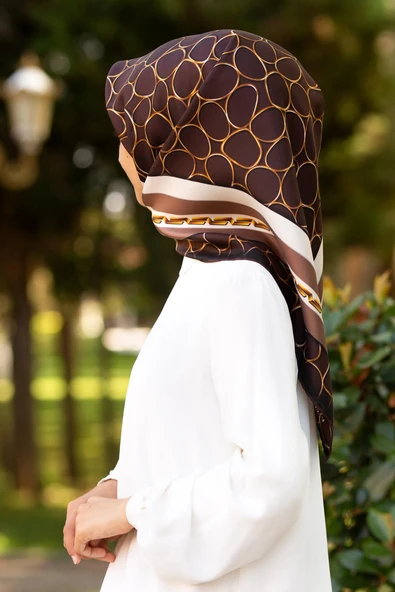 %100 Twill İpek Zincir Desenli Kahverengi - Bej Renkli 90x90 Eşarp Kenar Dikiş Şekli El Dikişli ürün görseli