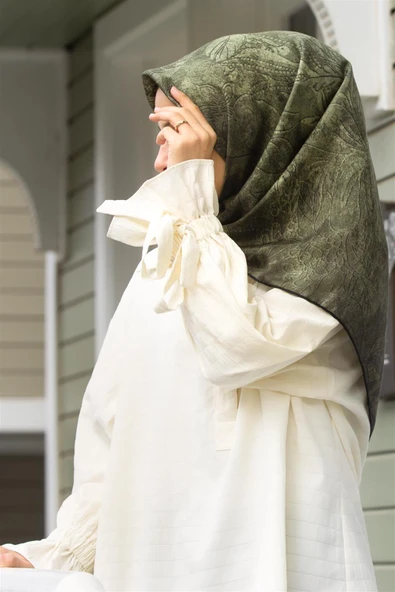 % 57 İpek % 43 Viskon Twill İpek Degradeli Yaprak Desenli  Haki Renkli 90x90 Eşarp Dikim Şekli : El Dikişi ürün görseli