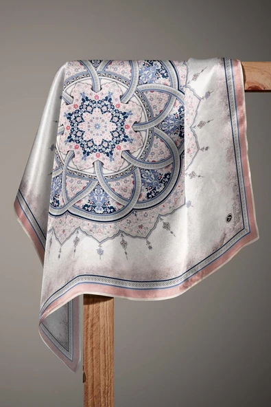 %100 Twill İpek Şal Desenli Pudra - Bebe Mavisi Renkli 90x90 Eşarp Dikim Şekli : El Dikişi - Resim 5