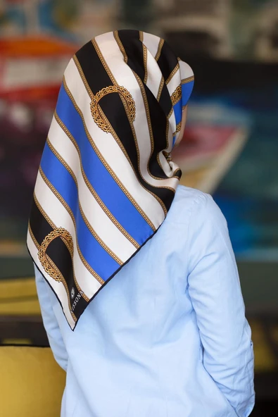 %100 Twill İpek Kemer Desenli Siyah - Saks Renkli 90x90 Eşarp Dikim Şekli : El Dikişi ürün görseli