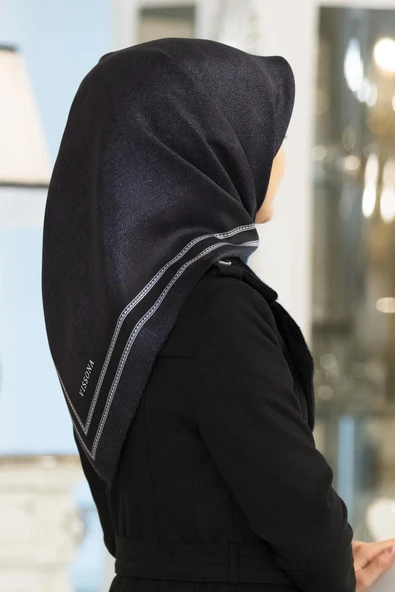 % 57 İPEK % 43 VİSKON Twill İpek Dokulu Şerit Desenli Siyah - Füme Renkli 90x90 Eşarp Dikim Şekli : El Dikişi ürün görseli 1