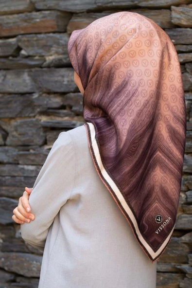 100% Twill İpek Monogram Desenli Somon Renkli 90x90 Dikim Şekli : El Dikişi Eşarp ürün görseli