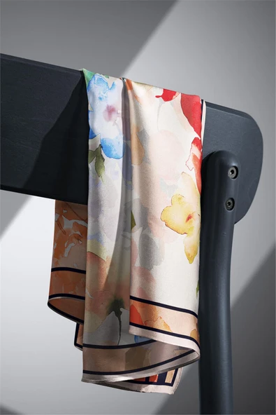 % 57 İPEK % 43 VİSKON Twill İpek Sulu Boyalı Çiçek Desenli Somon - Kırmızı Renkli 90x90 Eşarp Dikim Şekli : El Dikişi - Resim 5