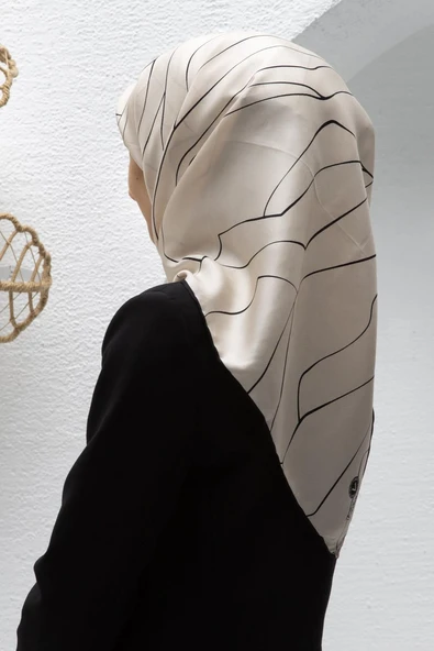 %100 Twill İpek Çizgi Desenli Krem - Siyah Renkli 90x90 Eşarp Dikim Şekli : El Dikişi ürün görseli 1