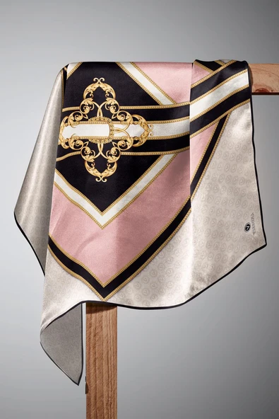 %100 Twill İpek Monogram ve Barok Desenli Pudra - Krem Renkli 90x90 Eşarp Dikim Şekli : El Dikişi - Resim 4