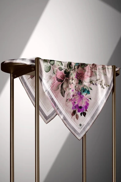 %100 Twill İpek Bahar Çiçekleri Desenli Fuşya - Petrol Mavisi Renkli 90x90 Eşarp Dikim Şekli : El Dikişi - Resim 3