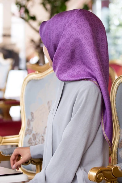 % 57 İPEK % 43 VİSKON Twill İpek Monogram Desenli Mor Renkli 90x90 Eşarp Dikim Şekli : El Dikişi ürün görseli