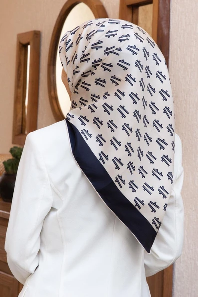 %100 Twill İpek Geometrik Desenli Krem - Lacivert Renkli 90x90 Eşarp Dikim Şekli : El Dikişi ürün görseli