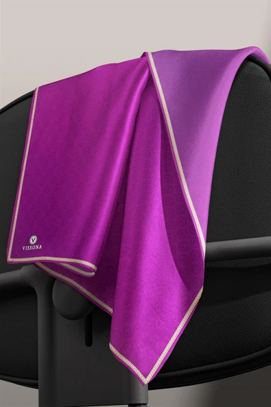 % 57 İPEK % 43 VİSKON Twill İpek Monogram Desenli Mürdüm Renkli 90x90 Eşarp Dikim Şekli : El Dikişi - Resim 3