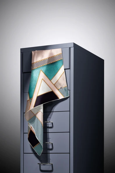 %100 Twill İpek Geometrik Desenli Zümrüt Yeşili - Somon Renkli 90x90 Eşarp Dikim Şekli : El Dikişi - Resim 6