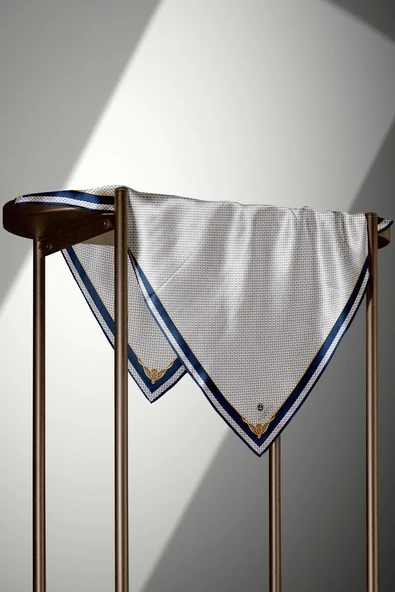 %100 Twill İpek Minik Motif Desenli Krem - Lacivert Renkli 90x90 Eşarp Dikim Şekli : El Dikişi - Resim 5