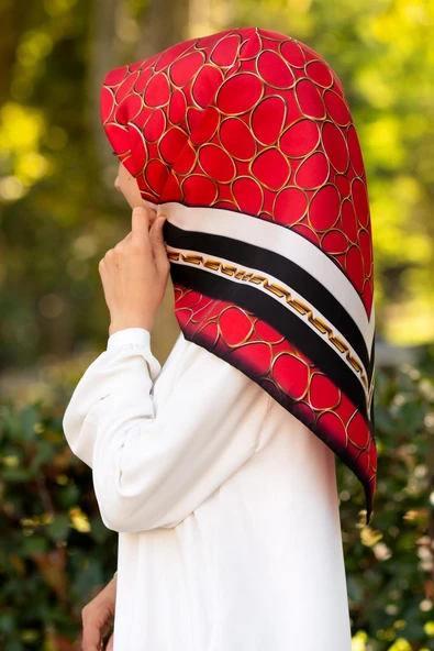 %100 Twill İpek Zincir Desenli Kırmızı - Siyah Renkli 90x90 Eşarp Kenar Dikiş Şekli El Dikişli ürün görseli