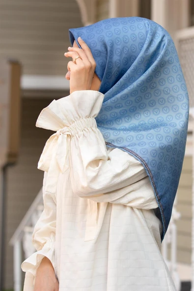 % 57 İPEK % 43 VİSKON Twill İpek Monogram Desenli Bebe Mavisi Renkli 90x90 Eşarp Dikim Şekli : El Dikişi ürün görseli 1