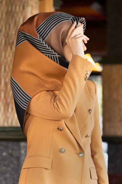 % 57 İPEK % 43 VİSKON Twill İpek Geometrik Desenli Hardal Renkli 90x90 Eşarp Dikim Şekli : El Dikişi ürün görseli