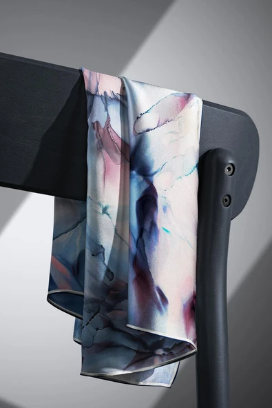 %100 Twill İpek Batik Çiçek Desenli Bebe Mavisi - Pudra Renkli 90x90 Eşarp Kenar Dikiş Şekli El Dikişli - Resim 5