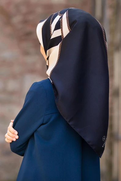 %100 Twill İpek Zincirli Çizgi Desenli Lacivert - Krem Renkli 90x90 Eşarp Dikim Şekli : El Dikişi ürün görseli