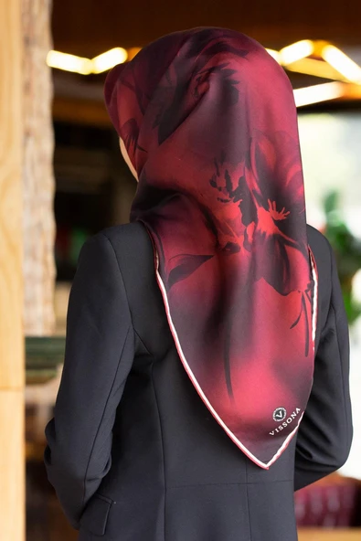 % 57 İPEK % 43 VİSKON Twill İpek Çiçek Desenli Bordo Renkli 90x90 Dikim Şekli : El Dikişi Eşarp ürün görseli