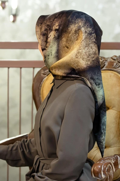 % 57 İPEK % 43 VİSKON Twill İpek Dokulu Ve Geometrik Desenli Zümrüt Yeşili - Haki Renkli 90x90 Eşarp Dikim Şekli : El Dikişi ürün görseli 1