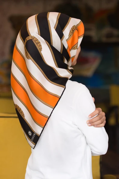 %100 Twill İpek Kemer Desenli Siyah - Turuncu Renkli 90x90 Eşarp Dikim Şekli : El Dikişi ürün görseli 1