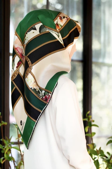 100% Twill İpek Şeritli Çiçek Desenli Zümrüt Yeşili - Krem Renkli 90x90 Dikim Şekli : El Dikişi Eşarp ürün görseli 1