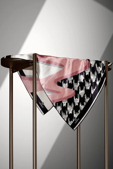 %100 Twill İpek Kazayağı Desenli Pudra - Siyah Renkli 90x90 Eşarp Kenar Dikiş Şekli El Dikişli - Resim 3