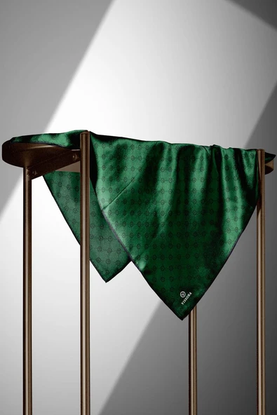 %100 Twill İpek Monogram Desenli Zümrüt Yeşili Renkli 90x90 Eşarp Dikim Şekli : El Dikişi - Resim 3