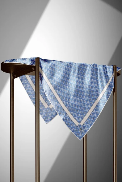 % 57 İPEK % 43 VİSKON Twill İpek Geometrik Desenli İndigo - Krem Renkli 90x90 Eşarp Dikim Şekli : El Dikişi - Resim 3