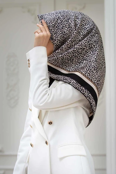 % 57 İPEK % 43 VİSKON Twill İpek Leopar Desenli Krem - Siyah Renkli 90x90 Eşarp Dikim Şekli : El Dikişi ürün görseli