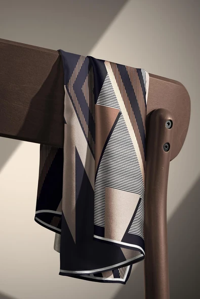 %100 Twill İpek Geometrik Desenli Bej - Siyah Renkli 90x90 Eşarp Dikim Şekli : El Dikişi - Resim 3