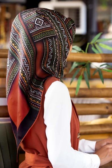 %100 Twill İpek Etnik Desenli Taba - Haki Renkli 90x90 Eşarp Dikim Şekli : El Dikişi ürün görseli