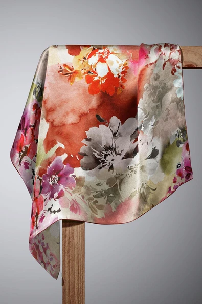 %100 Twill İpek Çiçek  Desenli Bordo - Kırmızı Renkli 90x90 Eşarp Dikim Şekli : El Dikişi - Resim 6