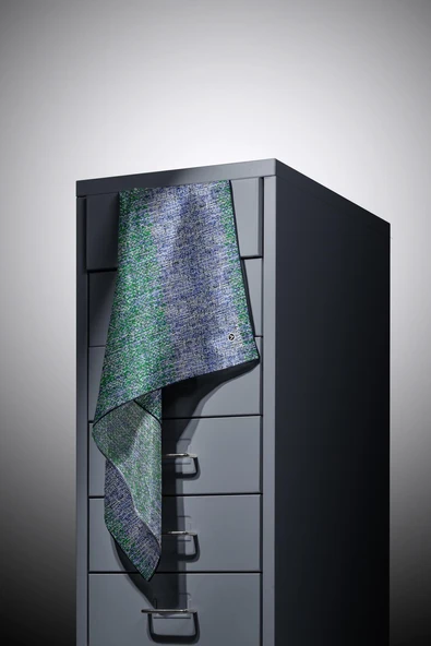 %100 Twill İpek Dokulu Desen Saks - Zümrüt Yeşili Renkli 90x90 Eşarp Kenar Dikiş Şekli El Dikişli - Resim 3