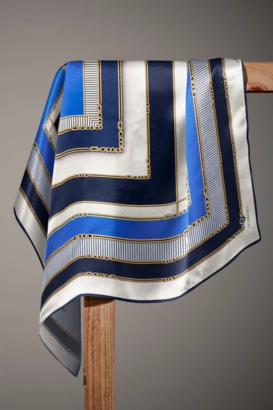 %100 Twill İpek Zincir Detaylı Geometrik Desenli Saks - Lacivert Renkli 90x90 Eşarp Dikim Şekli : El Dikişi - Resim 5