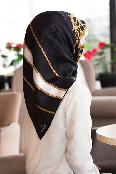 %100 Twill İpek Monogramlı Ve Barok Desenli Siyah - Gold Renkli 90x90 Eşarp Dikim Şekli : El Dikişi ürün görseli