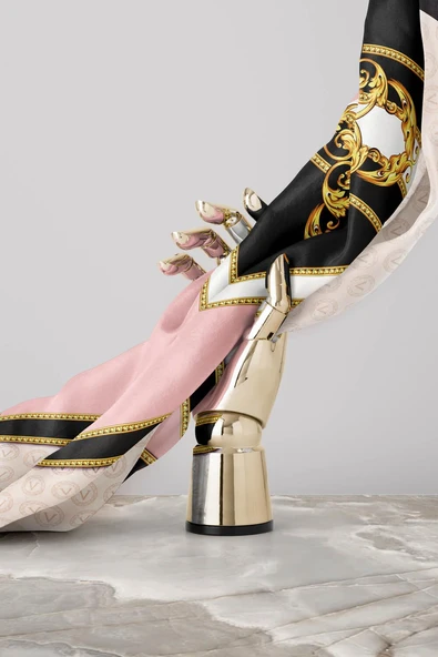 %100 Twill İpek Monogram ve Barok Desenli Pudra - Krem Renkli 90x90 Eşarp Dikim Şekli : El Dikişi - Resim 6