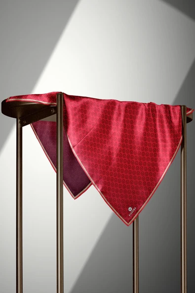 % 57 İPEK % 43 VİSKON Twill İpek Monogram Desenli Kırmızı Renkli 90x90 Eşarp Dikim Şekli : El Dikişi - Resim 4