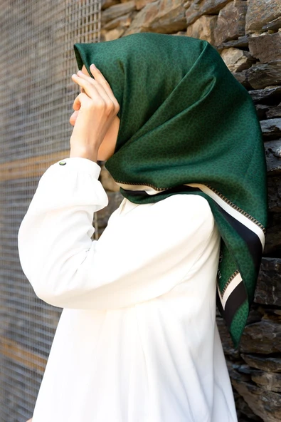 % 57 İPEK % 43 VİSKON Twill İpek Leopar Desenli Zümrüt Yeşili Renkli 90x90 Eşarp Dikim Şekli : El Dikişi ürün görseli 1