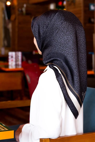 % 57 İPEK % 43 VİSKON Twill İpek Leopar Desenli Siyah Renkli 90x90 Eşarp Dikim Şekli : El Dikişi ürün görseli