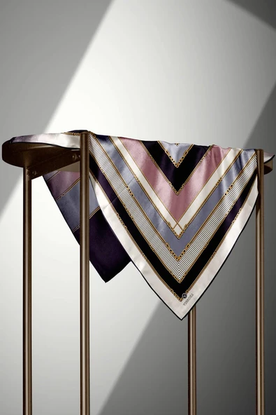 %100 Twill İpek Zincir Detaylı Geometrik Desenli Gri - Pudra Renkli 90x90 Eşarp Dikim Şekli : El Dikişi - Resim 4