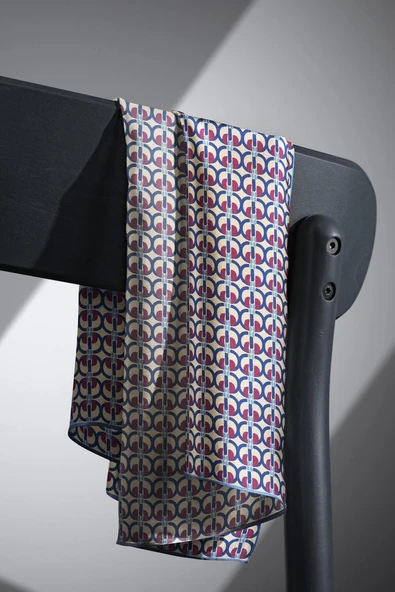 %100 Twill İpek Geometrik Desenli Bej - Mürdüm Renkli 90x90 Eşarp Dikim Şekli : El Dikişi - Resim 3