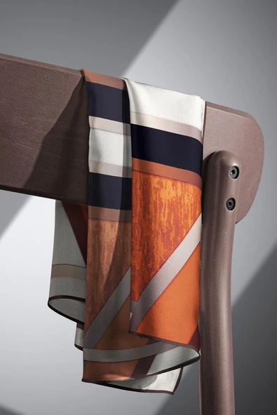 %100 Twill İpek Dokulu Ve Geometrik Desenli Taba - Siyah Renkli 90x90 Eşarp Dikim Şekli : El Dikişi - Resim 6